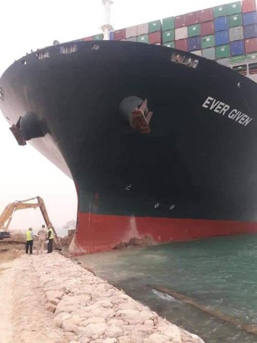 Sebuah kapal kontena besar tersangkut di Terusan Suez dan menyekat semua lalu lintas di laluan air yang penting